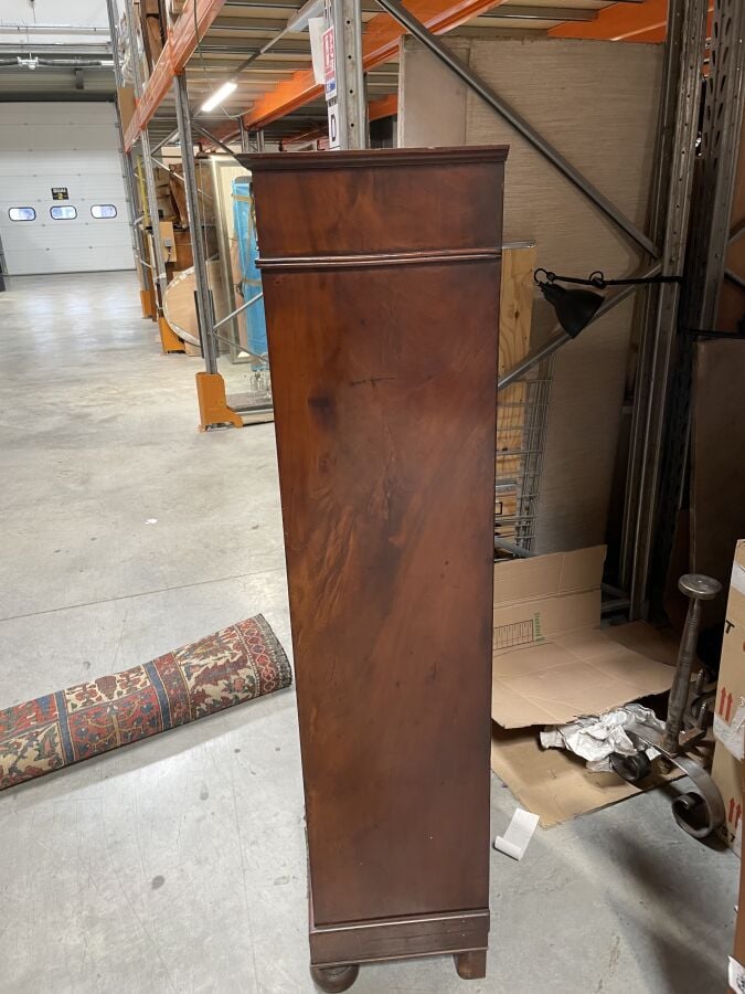 Armoire étroite en acajou et placage d'acajou ouvrant par une porte pleine à dé…