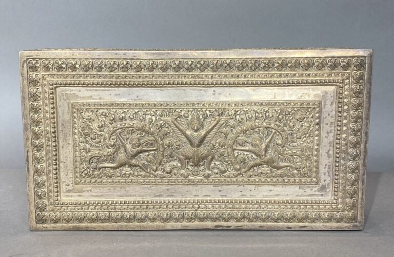 Asie du Sud-Est - Boite rectangulaire en métal argenté à décor en léger relief…