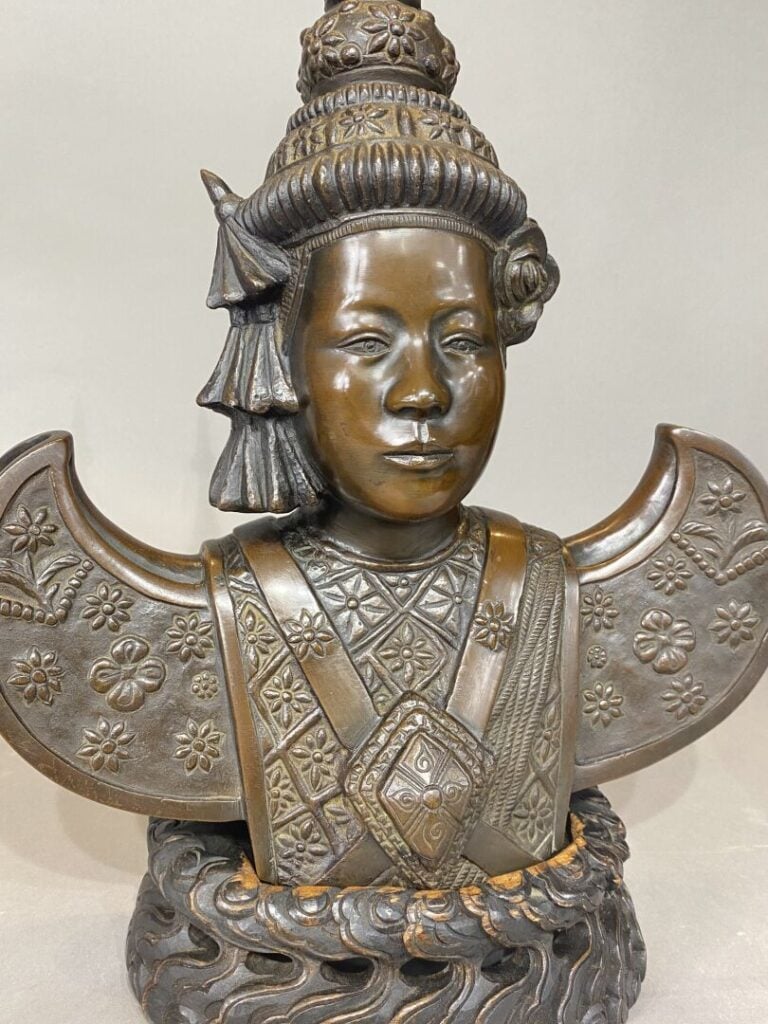 Asie Sud-Est - Buste de jeune femme en costume traditionnel - Sculpture en bron…