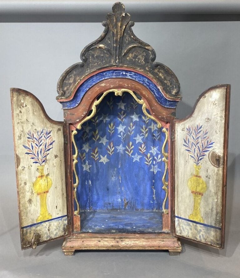 Autel en bois peint polychrome ouvrant par deux vantaux, l'intérieur est orné d…