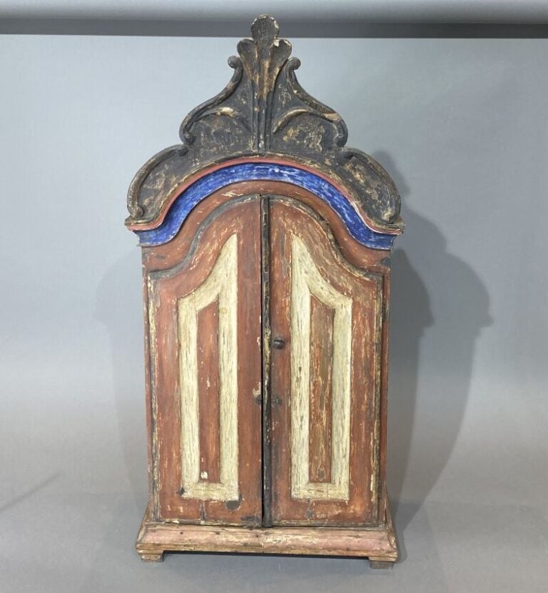 Autel en bois peint polychrome ouvrant par deux vantaux, l'intérieur est orné d…