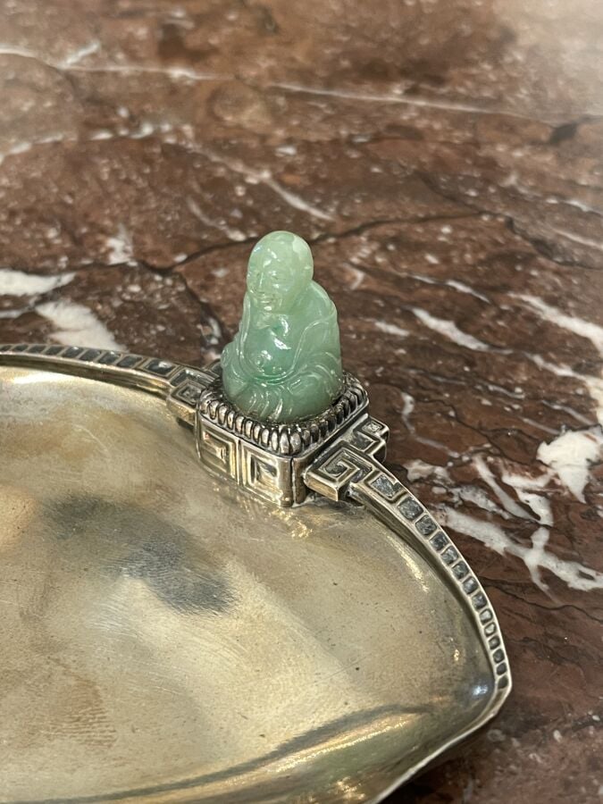 BOUCHERON. vide-poche en argent (950 ‰) de forme triangulaire ; le pourtour sup…
