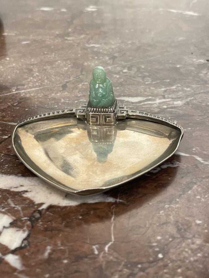 BOUCHERON. vide-poche en argent (950 ‰) de forme triangulaire ; le pourtour sup…