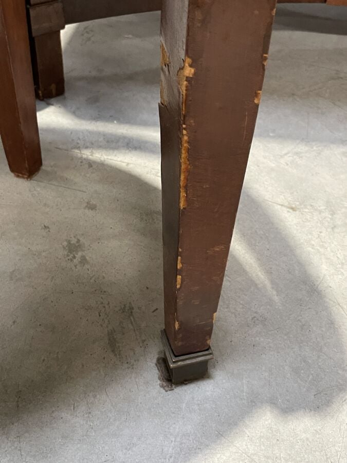 Bureau rectangulaire à pans coupés en acajou et placage d'acajou posant sur qua…