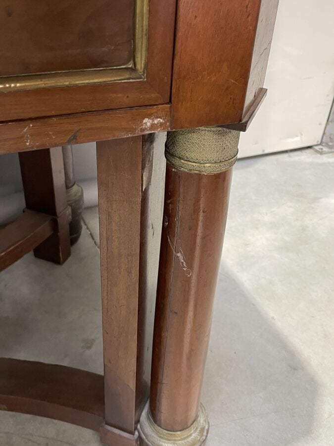 Bureau rectangulaire à pans coupés en acajou et placage d'acajou posant sur qua…