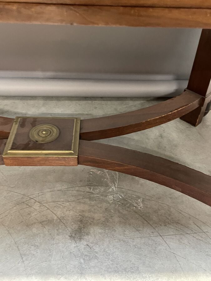 Bureau rectangulaire à pans coupés en acajou et placage d'acajou posant sur qua…