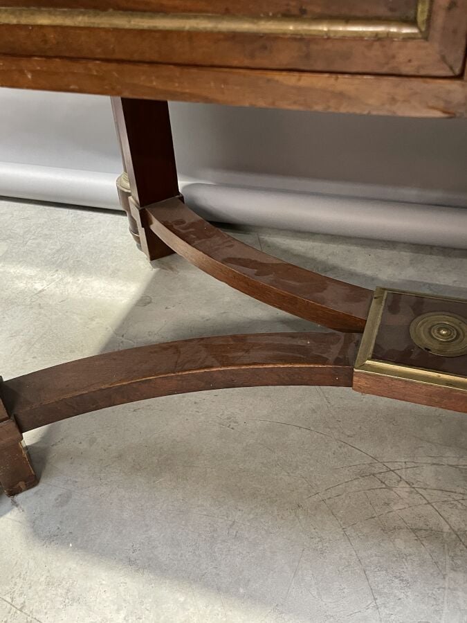 Bureau rectangulaire à pans coupés en acajou et placage d'acajou posant sur qua…