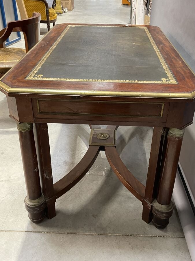 Bureau rectangulaire à pans coupés en acajou et placage d'acajou posant sur qua…