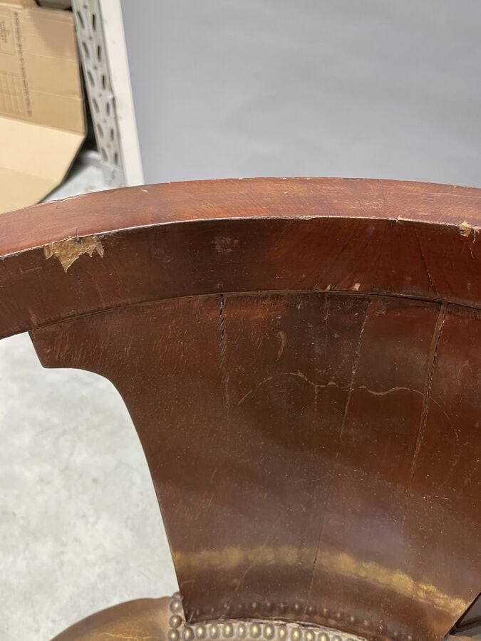 Bureau rectangulaire à pans coupés en acajou et placage d'acajou posant sur qua…