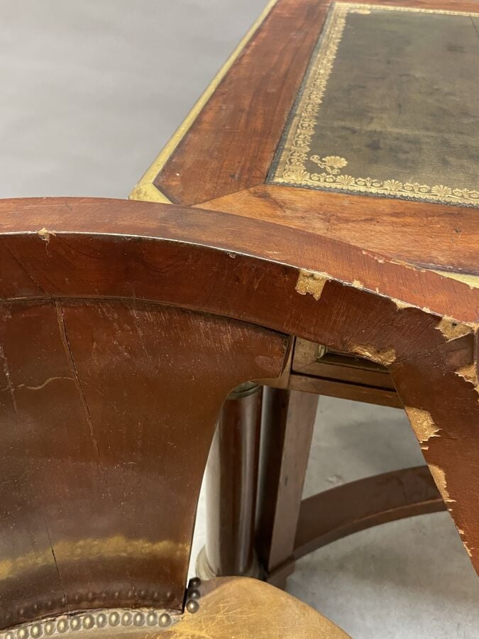 Bureau rectangulaire à pans coupés en acajou et placage d'acajou posant sur qua…