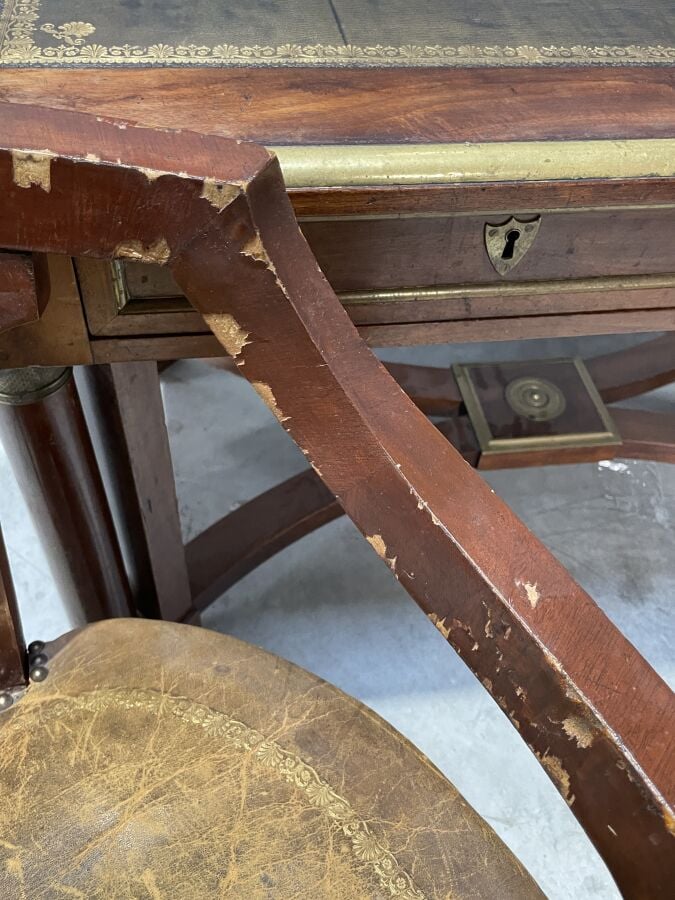 Bureau rectangulaire à pans coupés en acajou et placage d'acajou posant sur qua…