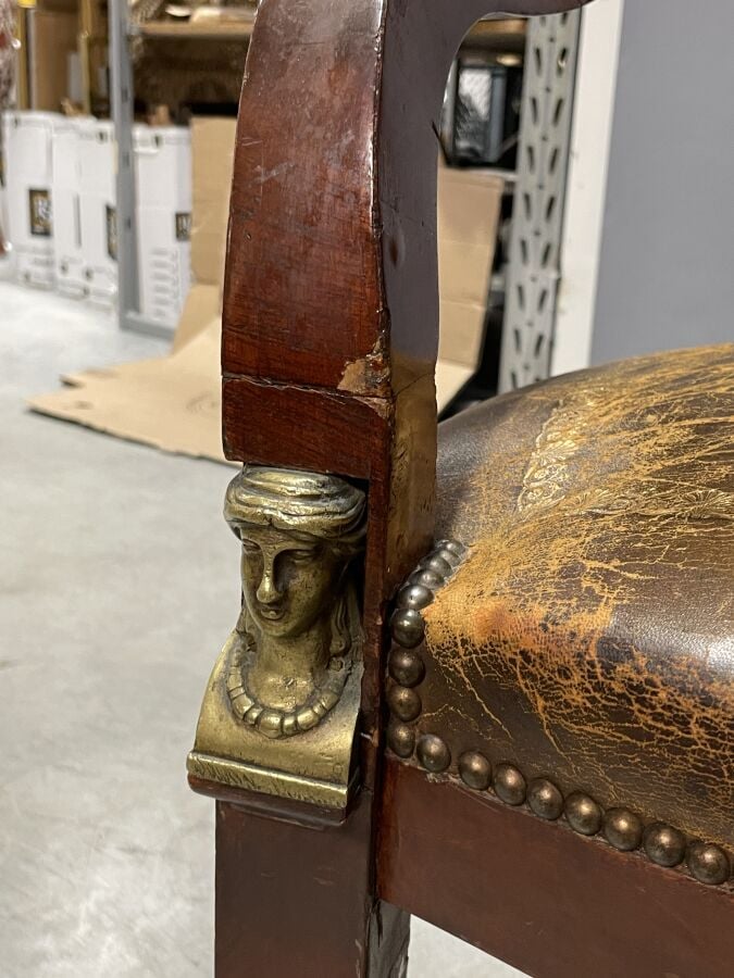 Bureau rectangulaire à pans coupés en acajou et placage d'acajou posant sur qua…