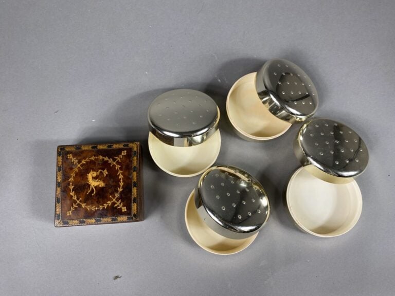 CARON - Lot de 4 poudriers - On joint un coffret marquetté