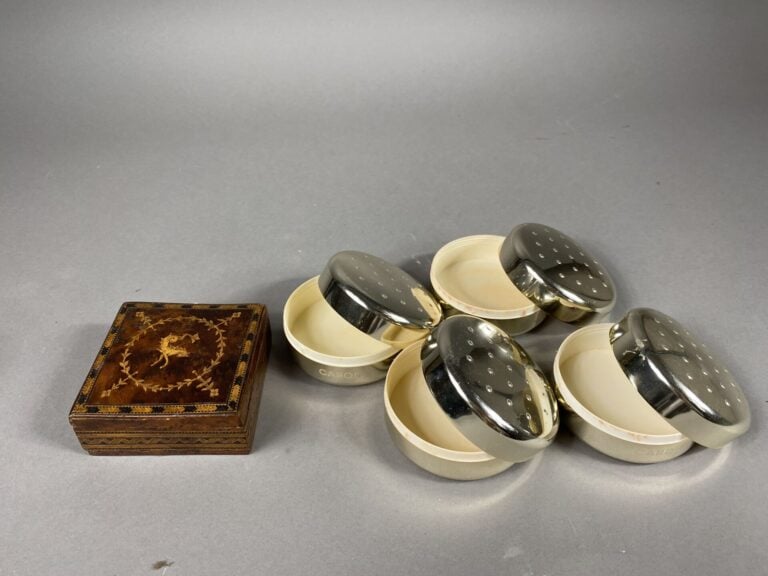 CARON - Lot de 4 poudriers - On joint un coffret marquetté