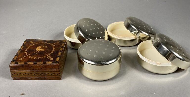 CARON - Lot de 4 poudriers - On joint un coffret marquetté