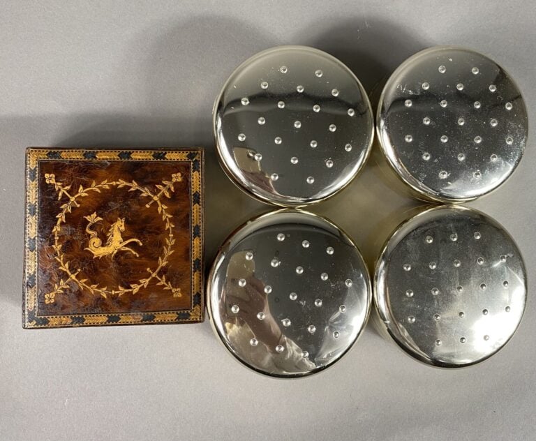 CARON - Lot de 4 poudriers - On joint un coffret marquetté