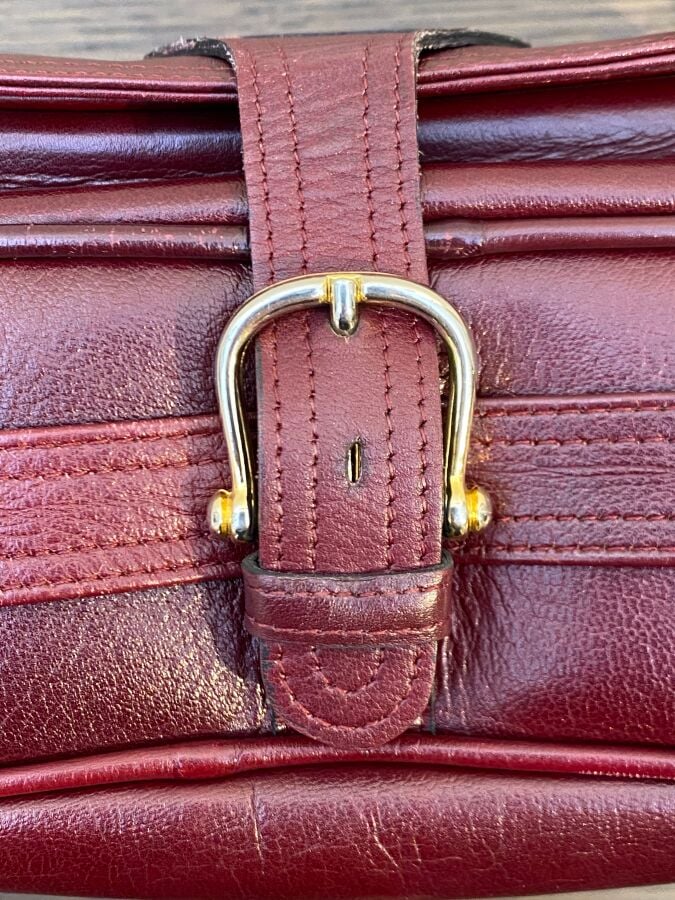 CELINE - Sac gibecière à bandoulière en cuir bordeaux à monogramme estampé. le…