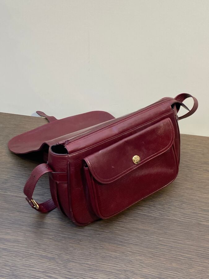 CELINE - Sac gibecière à bandoulière en cuir bordeaux à monogramme estampé. le…
