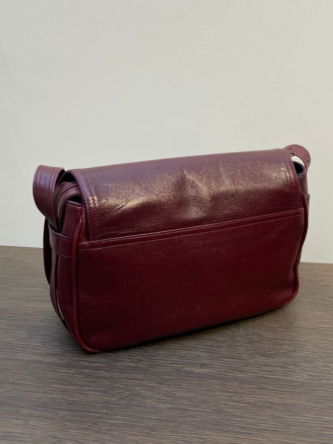 CELINE - Sac gibecière à bandoulière en cuir bordeaux à monogramme estampé. le…