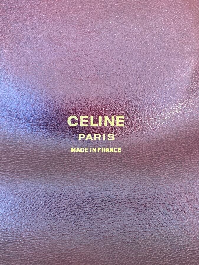 CELINE - Sac gibecière à bandoulière en cuir bordeaux à monogramme estampé. le…