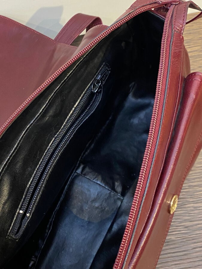 CELINE - Sac gibecière à bandoulière en cuir bordeaux à monogramme estampé. le…