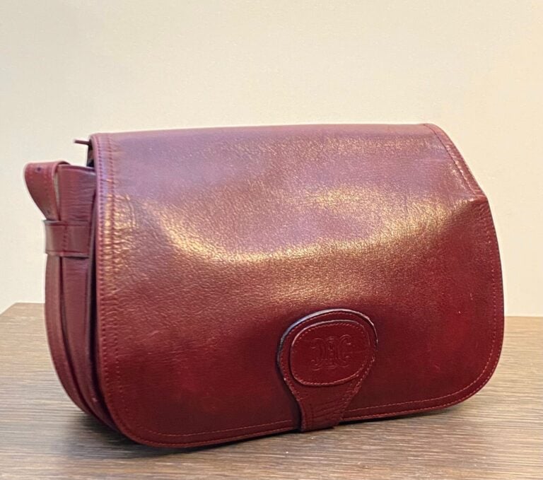CELINE - Sac gibecière à bandoulière en cuir bordeaux à monogramme estampé. le…