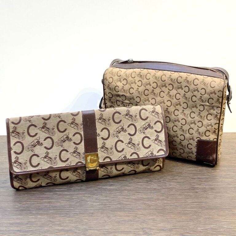 CELINE - Sac pochette en cuir et toile monogrammée, boucle déployante "c" ajour…