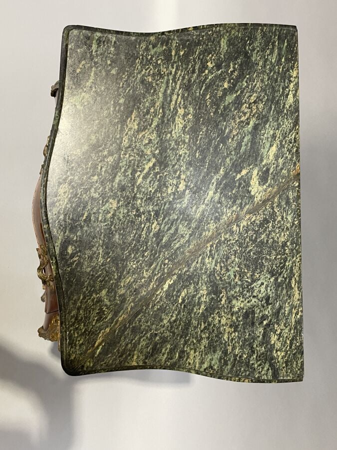 Chevet en placage de marqueterie et placage de loupe de forme galbée ; il ouvre…