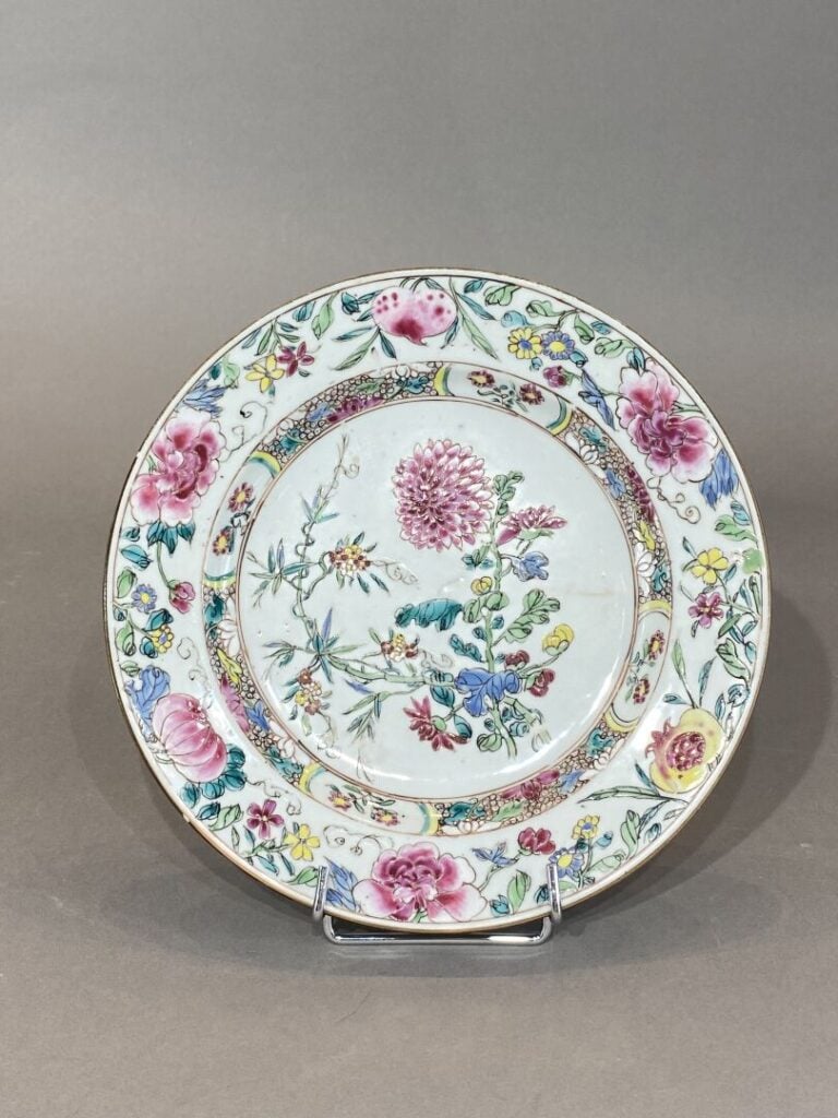 Chine - Assiette en céramique émaillée dans le goût de la Famille rose à décor…