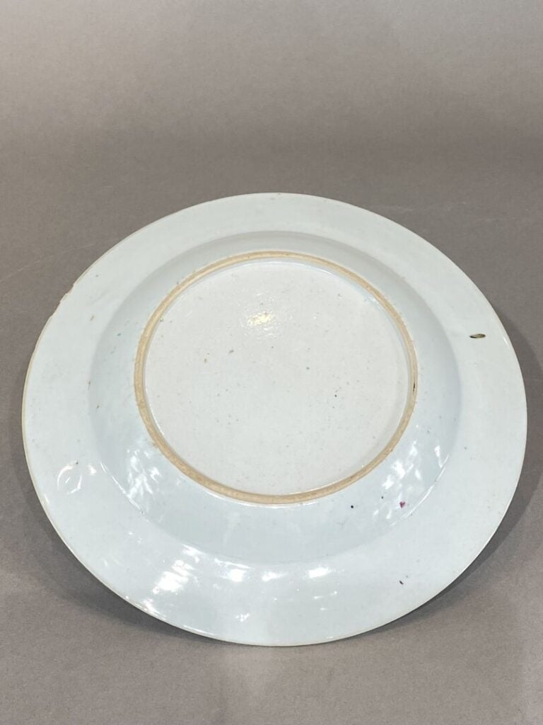 Chine - Assiette en céramique émaillée dans le goût de la Famille rose à décor…