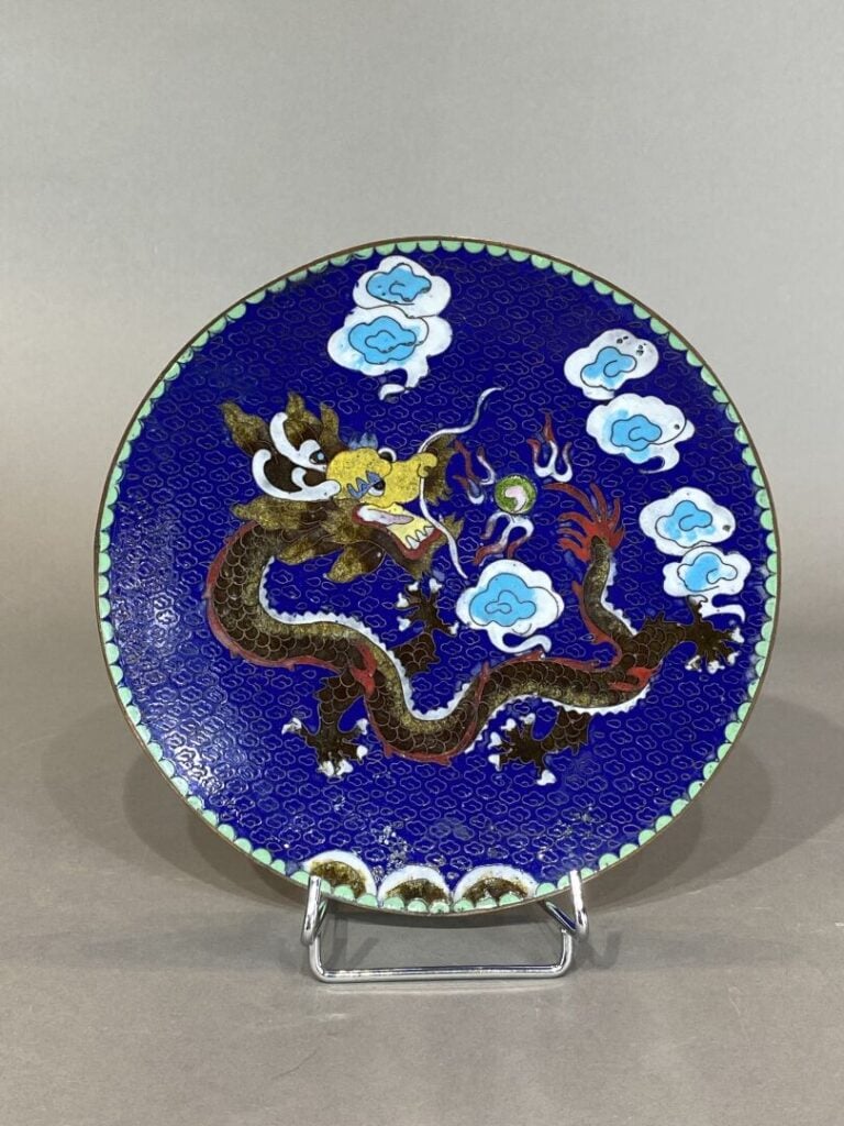 Chine - Assiette en émaux cloisonnés à décor de dragon et perle sacrée parmi le…