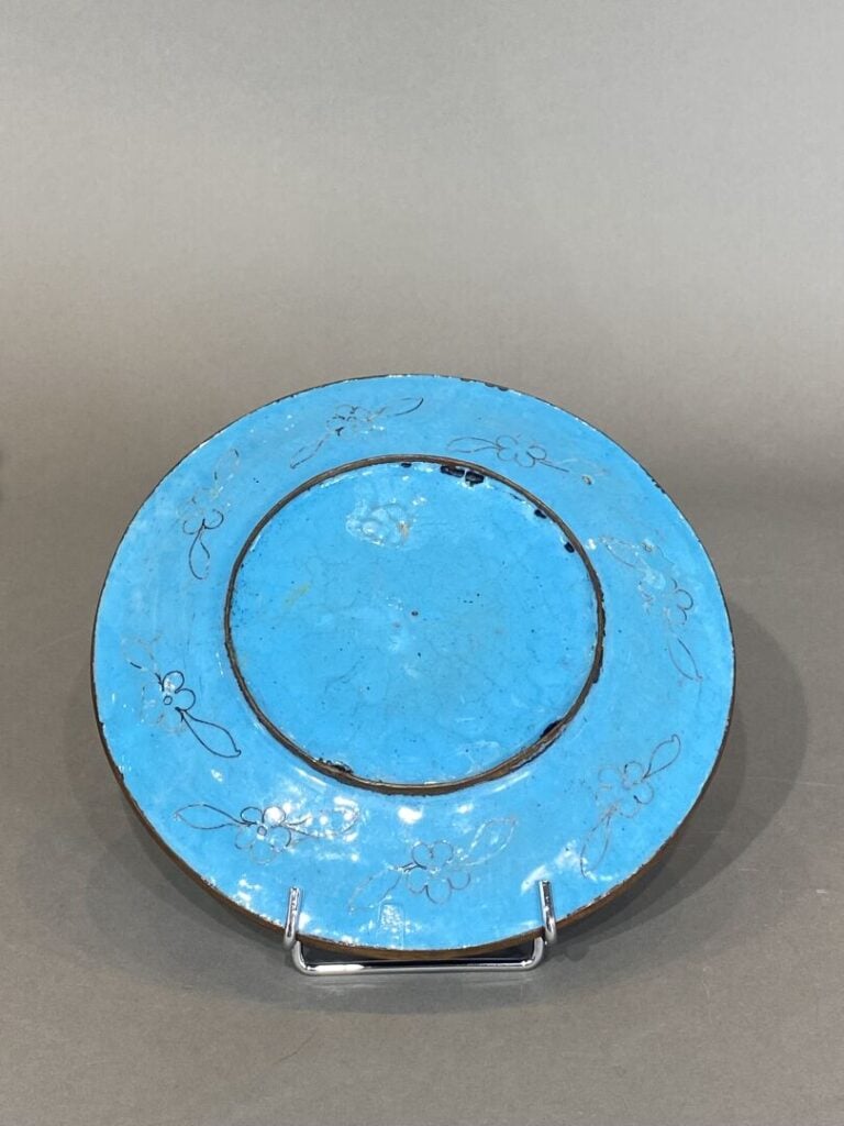 Chine - Assiette en émaux cloisonnés à décor de dragon et perle sacrée parmi le…