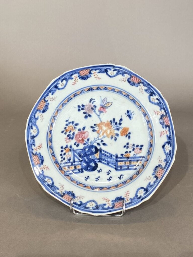 Chine - Assiette en porcelaine émaillée à décor de fleurs, insectes et rocher p…