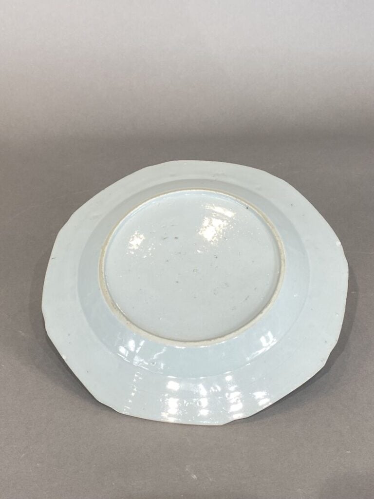Chine - Assiette en porcelaine émaillée à décor de fleurs, insectes et rocher p…