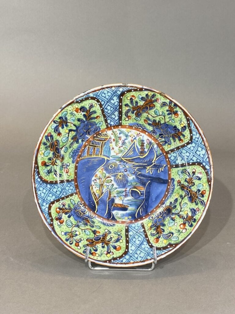 Chine - Assiette en porcelaine émaillée à décor de paysage dans un médaillon et…