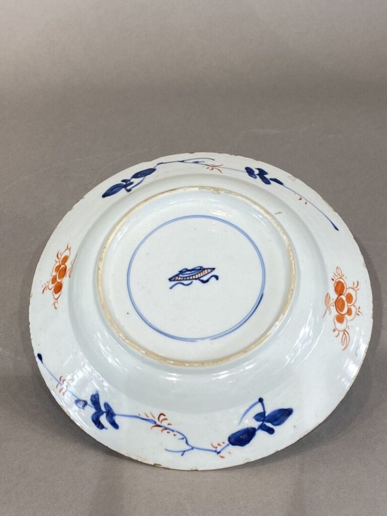 Chine - Assiette en porcelaine émaillée à décor de paysage dans un médaillon et…
