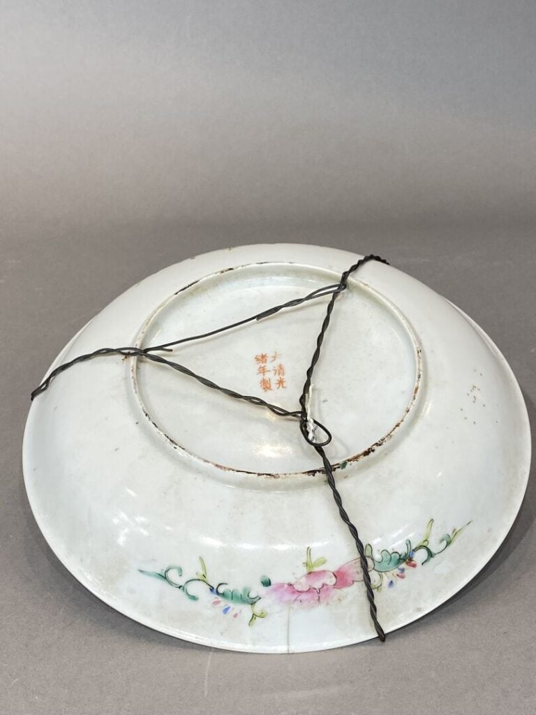 Chine - Assiette en porcelaine émaillée à décor dit Mille Fleurs dans le style…