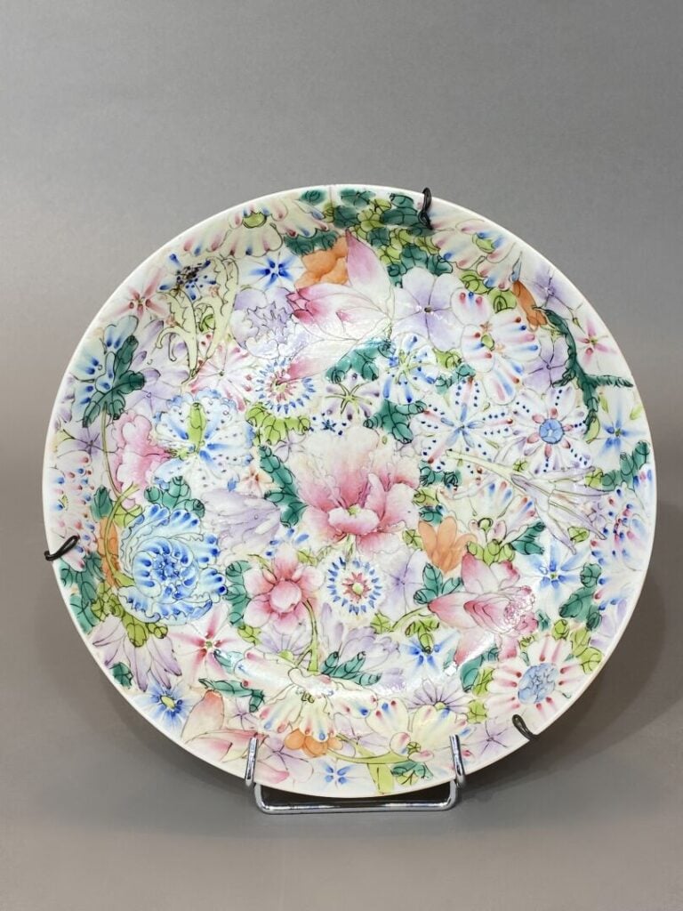 Chine - Assiette en porcelaine émaillée à décor dit Mille Fleurs dans le style…