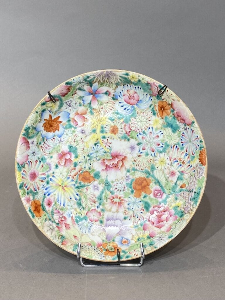 Chine - Assiette en porcelaine émaillée à décor dit Mille Fleurs dans le style…
