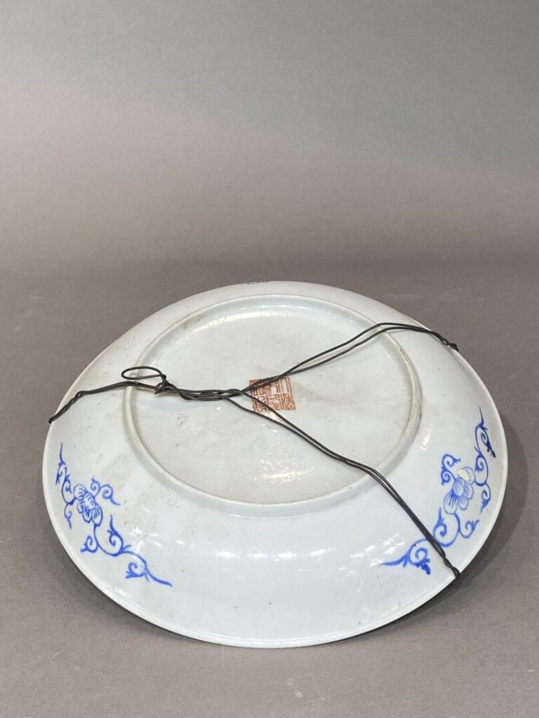 Chine - Assiette en porcelaine émaillée à décor dit Mille Fleurs dans le style…