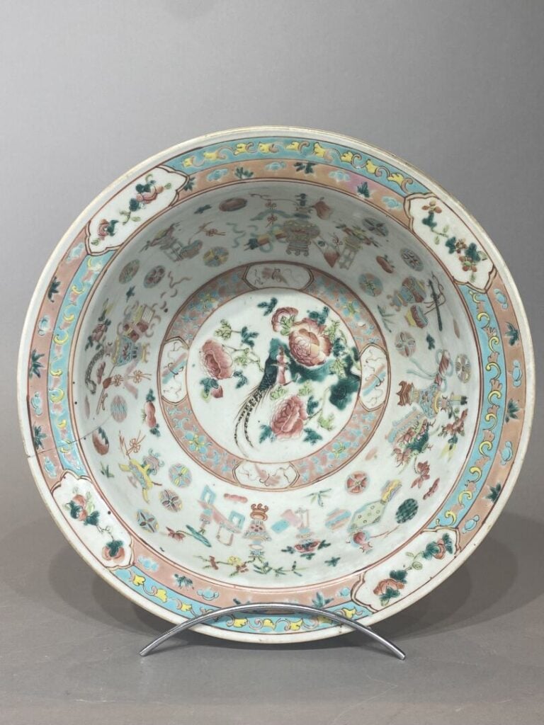 Chine - Bassin en porcelaine émaillée dans le style de la Famille rose à décor…