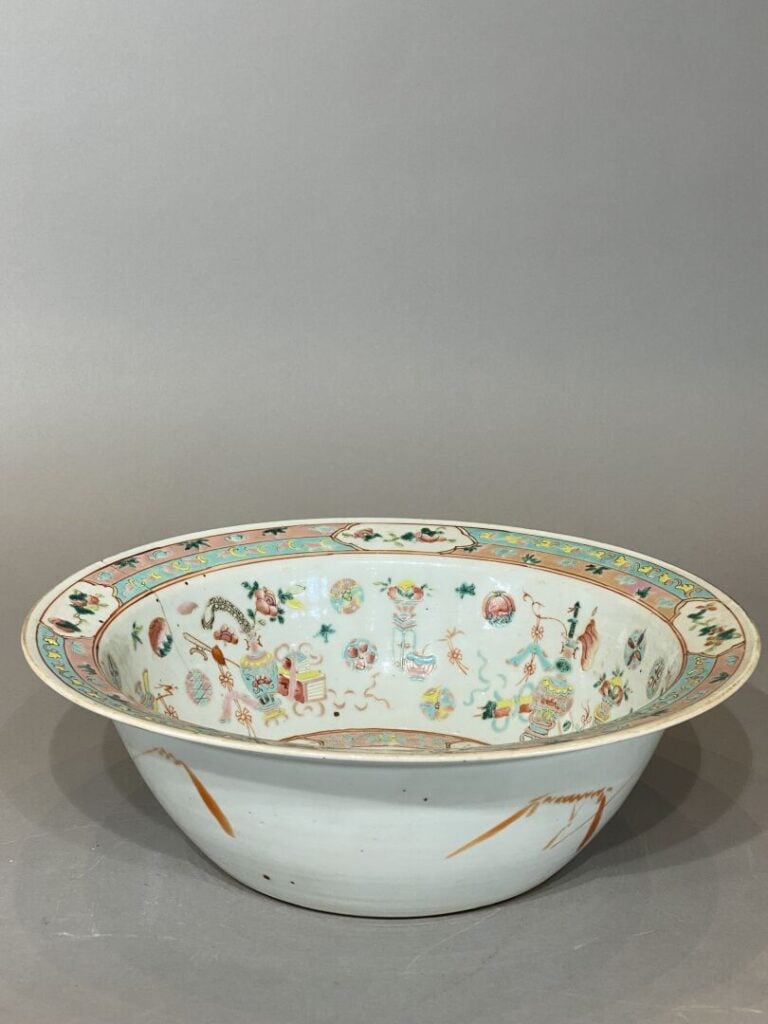 Chine - Bassin en porcelaine émaillée dans le style de la Famille rose à décor…