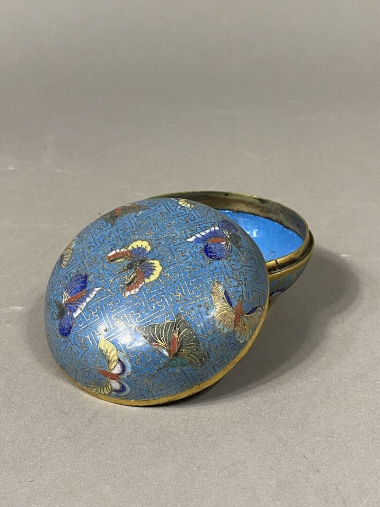 Chine - Boite à court pied en émaux cloisonnés à décor de papillons sur fond bl…