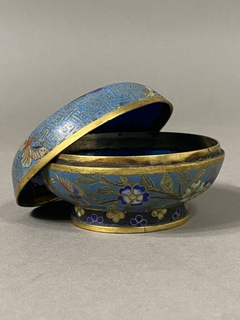 Chine - Boite à court pied en émaux cloisonnés à décor de papillons sur fond bl…