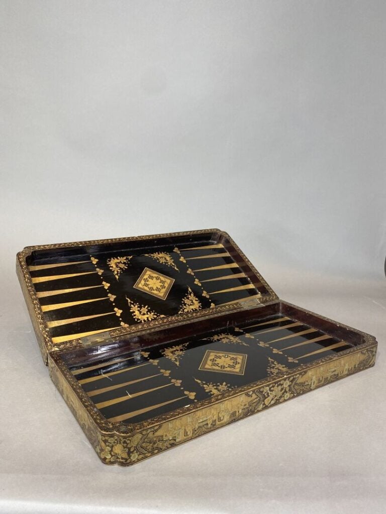 Chine - Boite à jeux de forme rectangulaire en bois s'ouvrant et y découvant un…