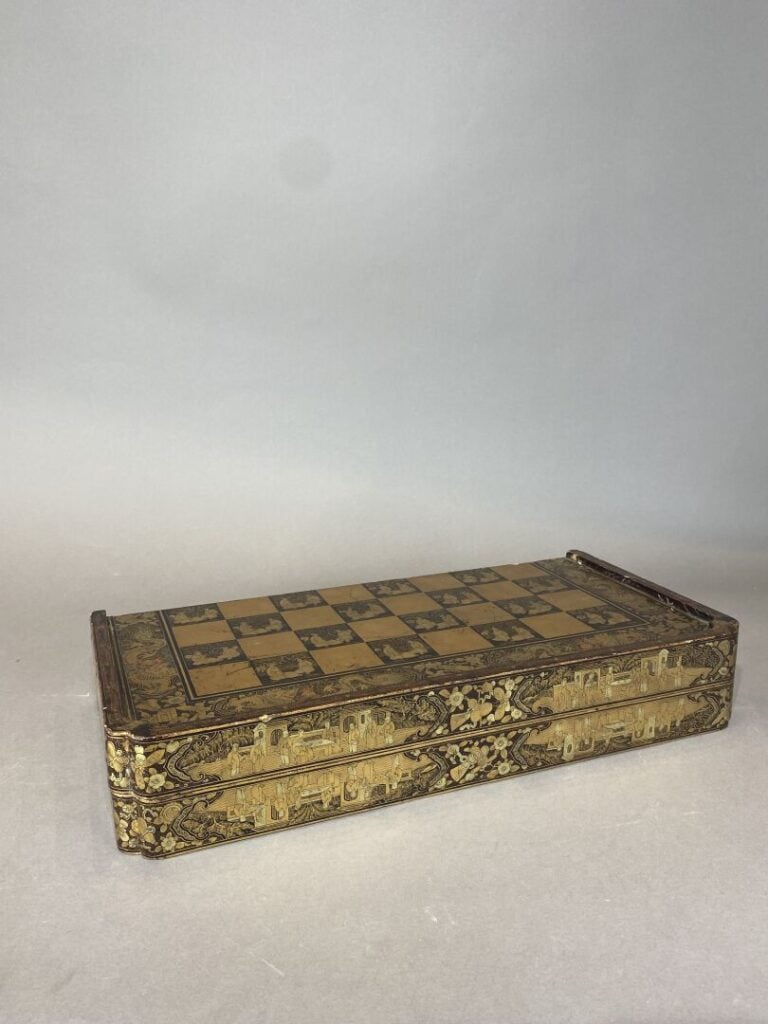 Chine - Boite à jeux de forme rectangulaire en bois s'ouvrant et y découvant un…