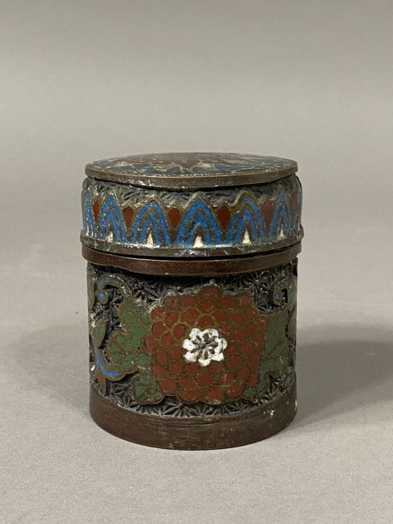 Chine - Boite cylindrique en émaux cloisonnés à décor de pivoines et rinceaux -…