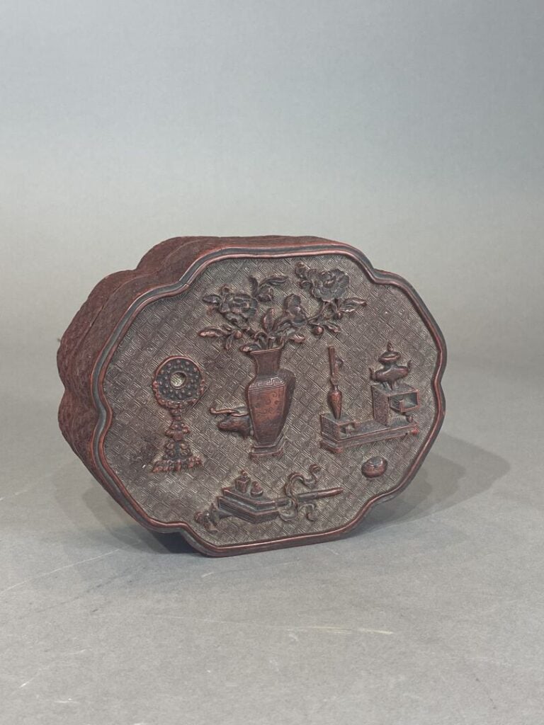 Chine - Boite polylobée en bois laqué rouge à décor scuplté en relief de mobili…