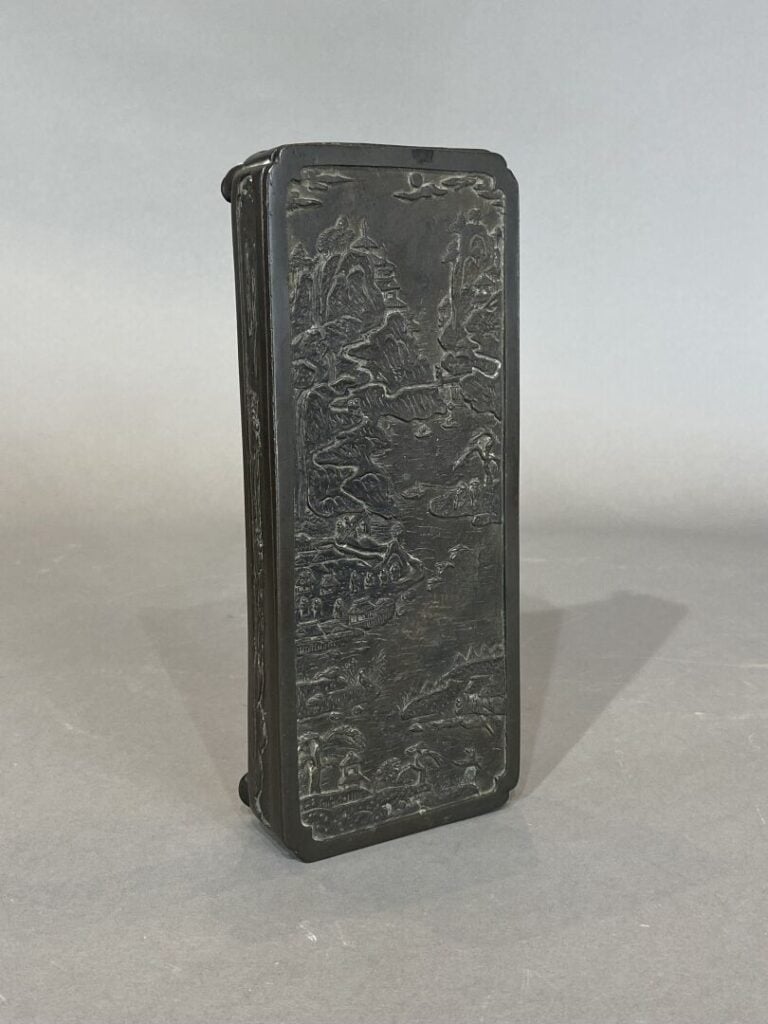 Chine - Boite rectangulaire en bronze à décor en léger rélief d'un village au b…