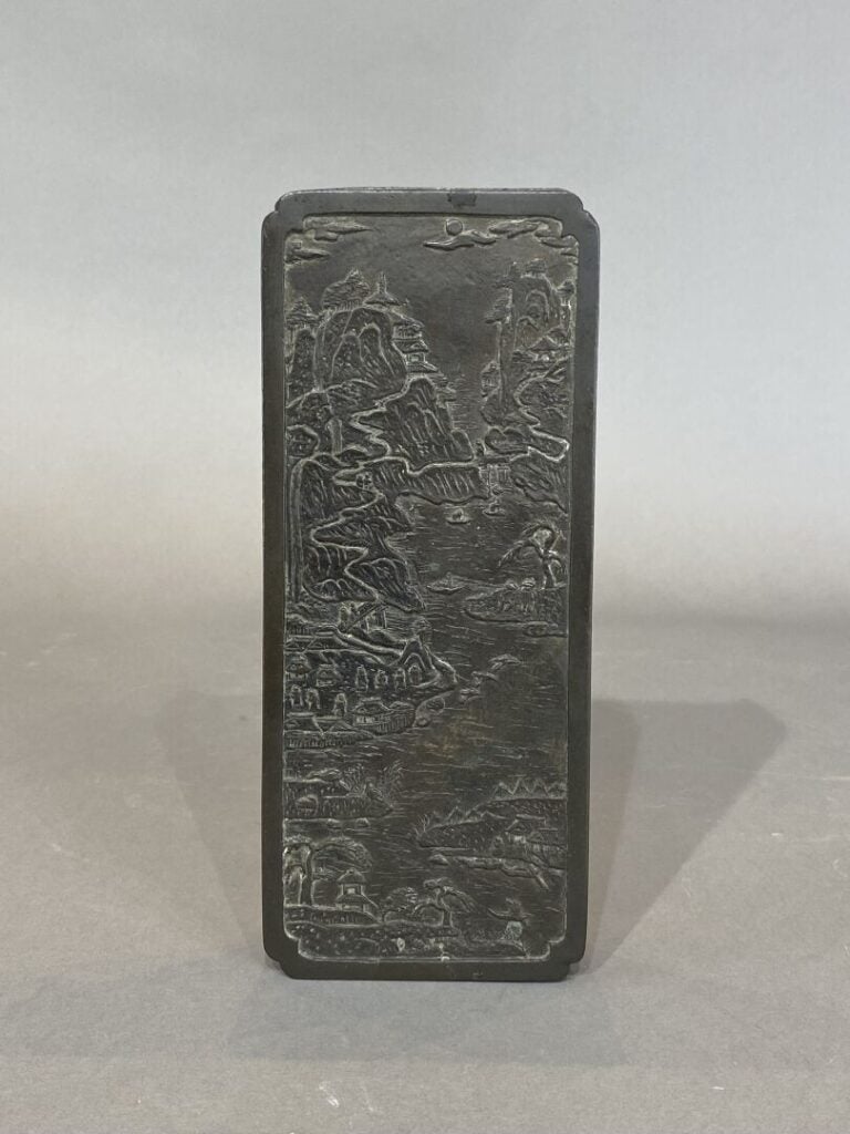 Chine - Boite rectangulaire en bronze à décor en léger rélief d'un village au b…